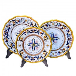 Servizio piatti tavola ceramica maiolica Deruta dipinto a mano decoro ricco Deruta giallo centrino sagomato