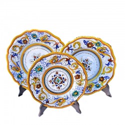 Servizio piatti tavola ceramica maiolica Deruta dipinto a mano decoro Raffaellesco centrino sagomato